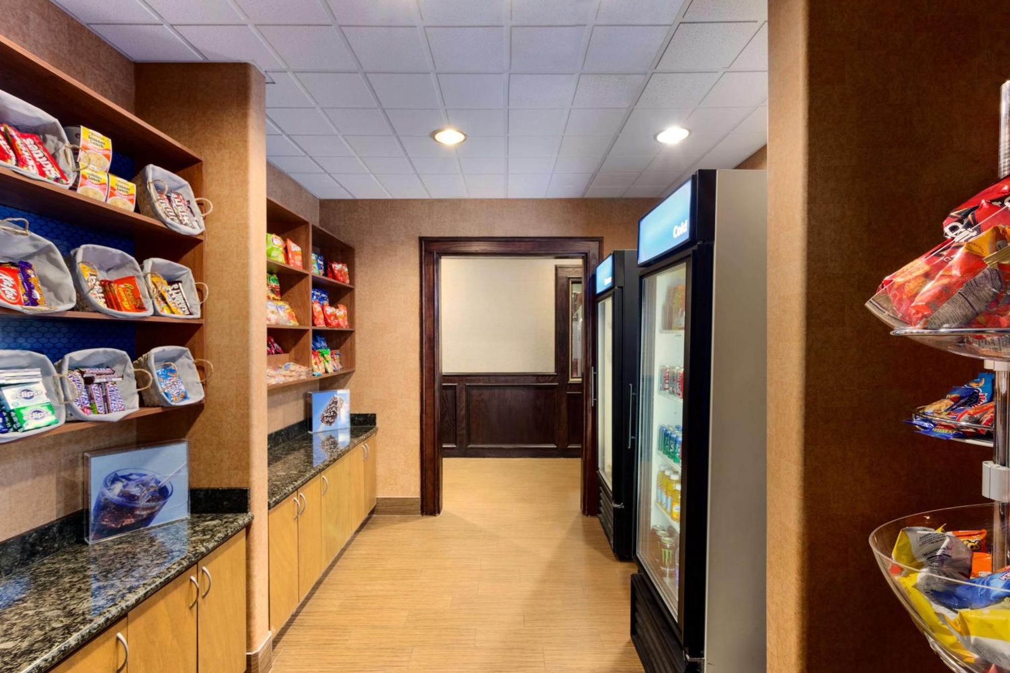 Hampton Inn & Suites Фарр Экстерьер фото