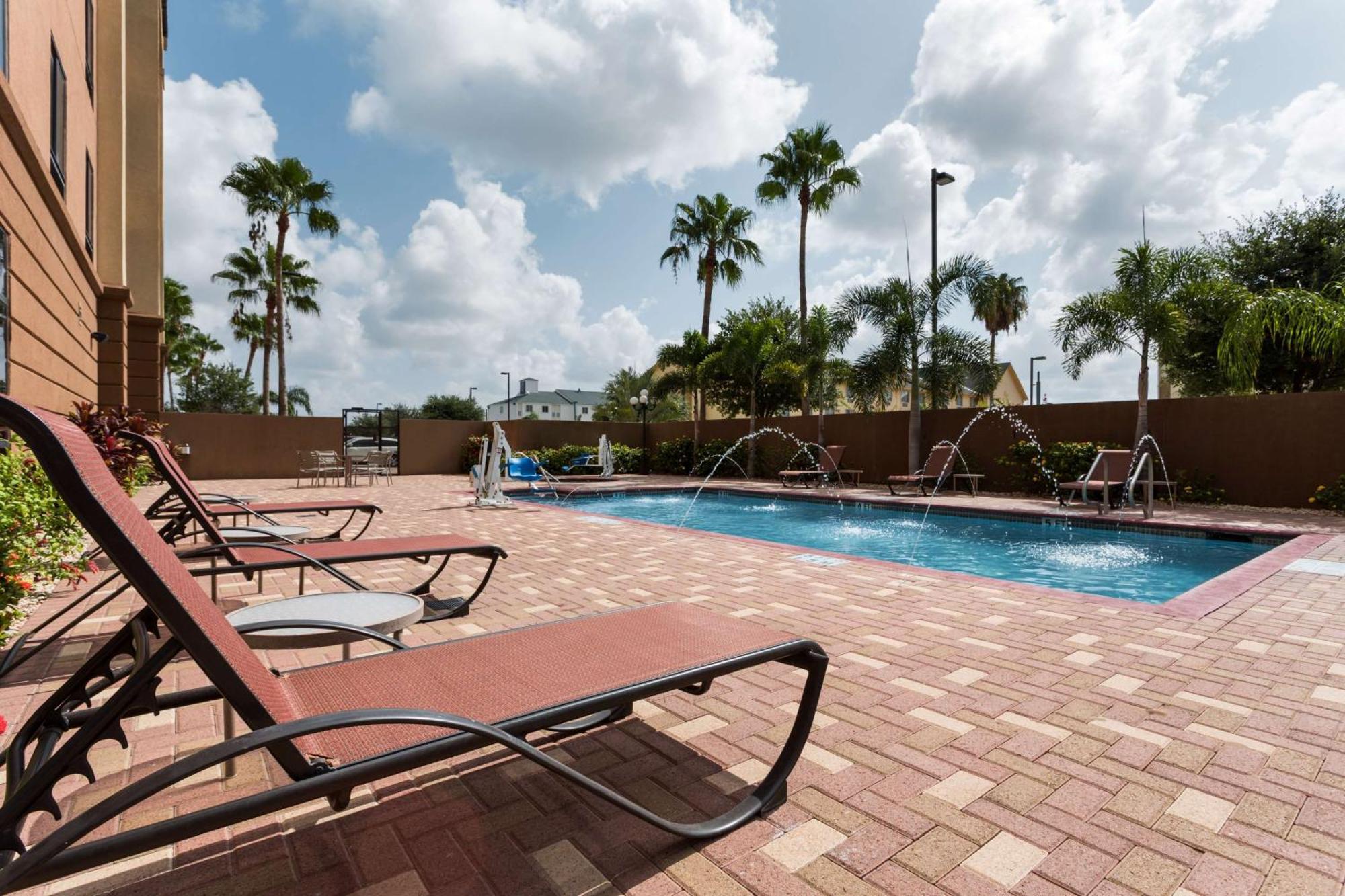 Hampton Inn & Suites Фарр Экстерьер фото